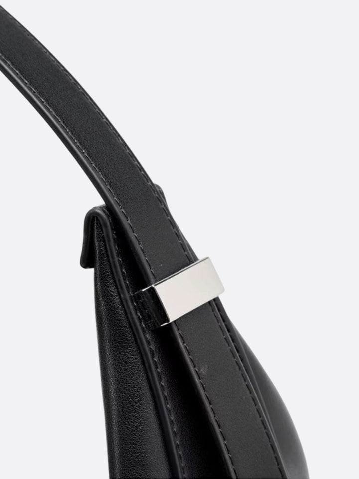 Bolso grande de piel en forma de media luna