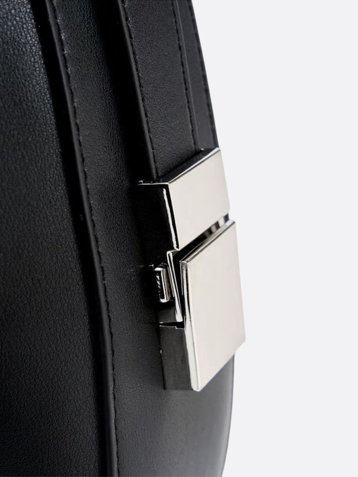 Bolso grande de piel en forma de media luna