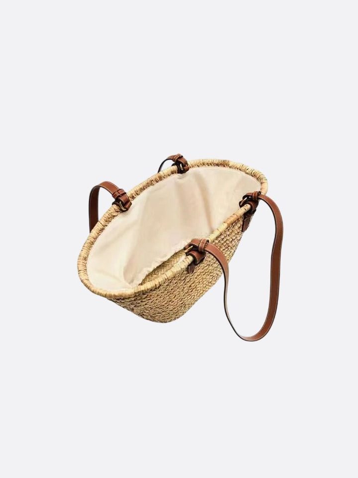 Cesta de paja con asa de cuero.