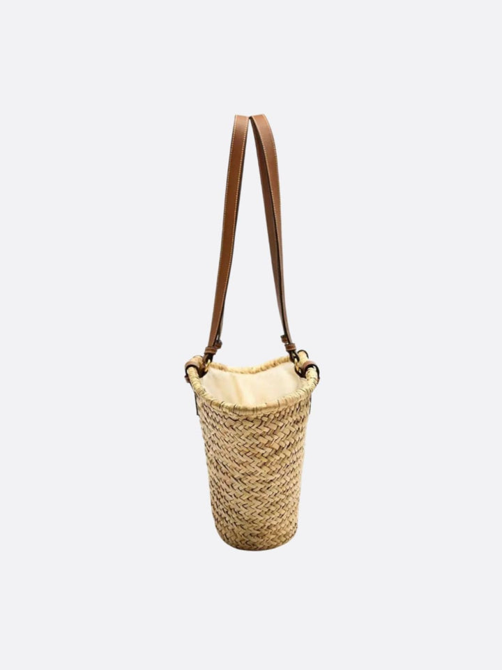 Cesta de paja con asa de cuero.