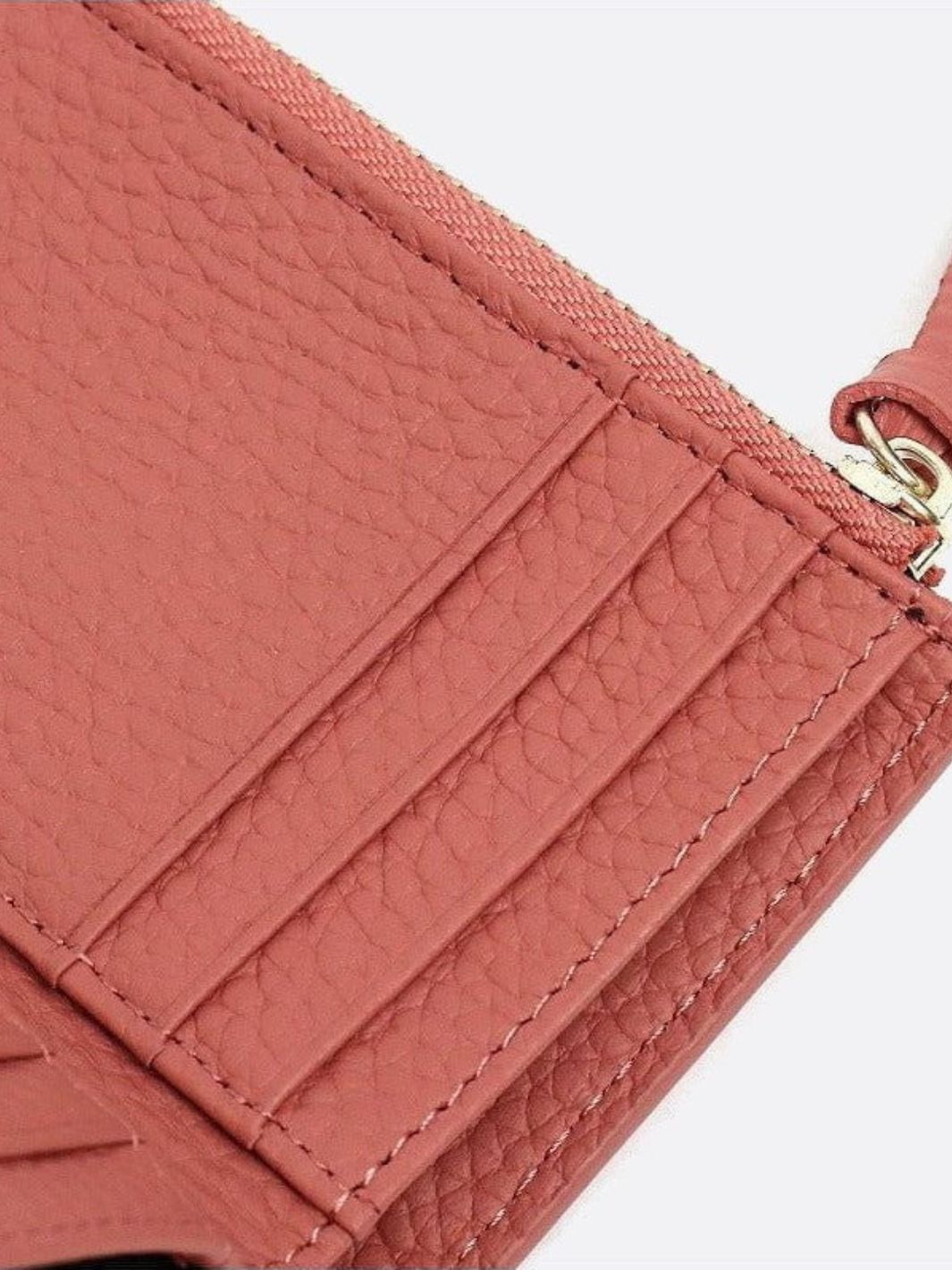 Cartera de piel de tres pliegues