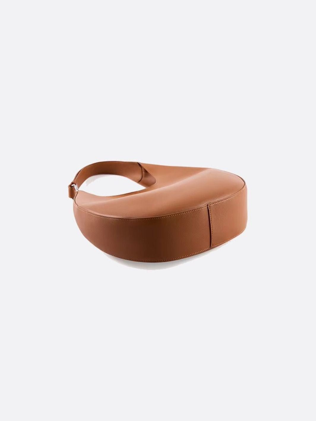 Bolso de piel en forma de media luna