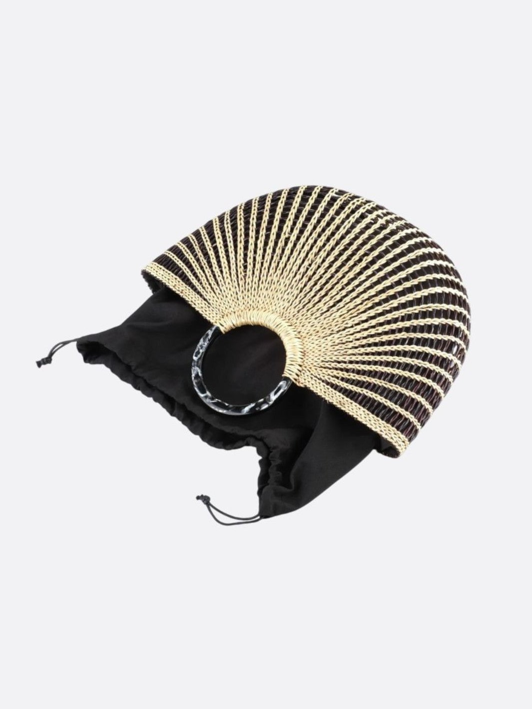 Bolso de cesta en blanco y negro